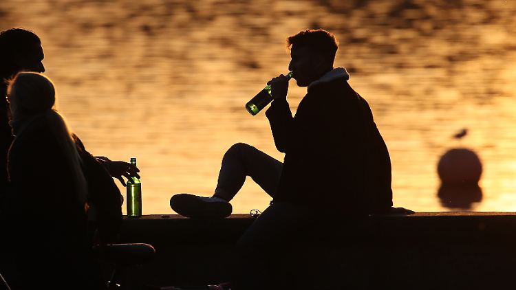 Das Risiko einer Alkoholvergiftung ist bei Kindern und Jugendlichen besonders hoch.