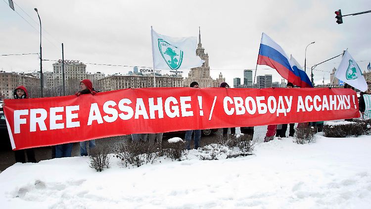 Vor dem Kreml in Moskau demonstriert die Putin-Jugend für Assange.