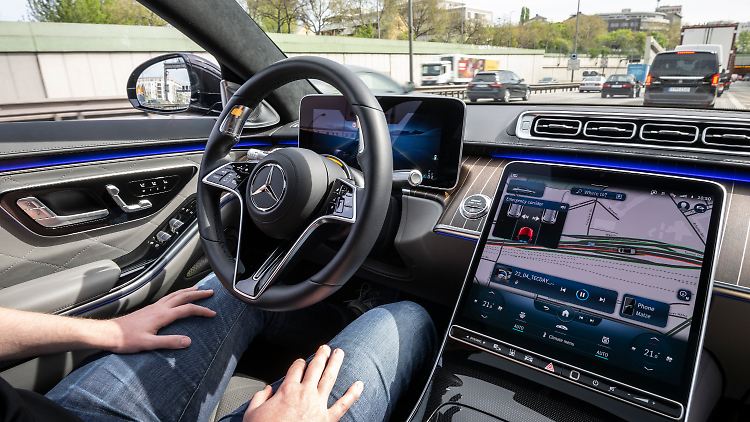 Im Stau kann der Fahrer eines Mercedes der S-Klasse oder eines EQS, wenn er das entsprechende System zum Neuwagen gebucht hat, auch mal die Hände in den Schoß legen und das Auto fahren lassen.