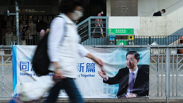 Wahlkampf ohne Gegenkandidaten: Plakat von John Lee in Hongkong.