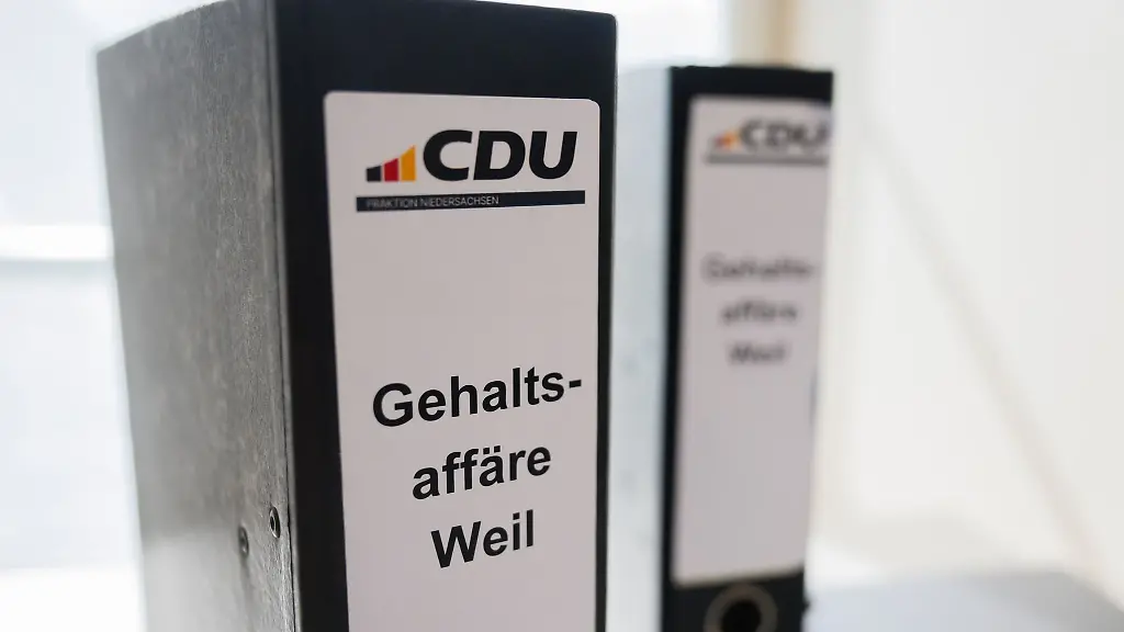 Der-Berg-an-Akten-soll-weiter-wachsen-Aus-Sicht-der-CDU-fehlen-nach-wie-vor-wichtige-Unterlagen-zur-Hoeherbezahlung-einer-engen-Mitarbeiterin-des-Ministerpraesidenten
