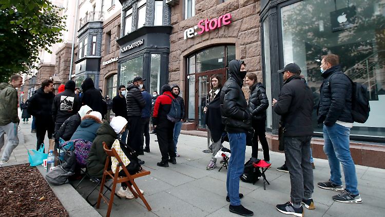 Auch in Russland waren Apple-Geräte derart beliebt, dass vor allem junge Menschen bereits vor Ladenöffnung anstanden.