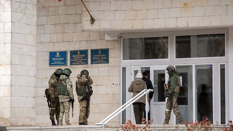 Russische Soldaten vor dem Stadtrat von Cherson.