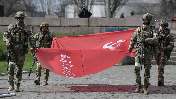 Gekommen, um zu bleiben: Russische Truppen bereiten in Cherson die Feiern zum 9. Mai vor.