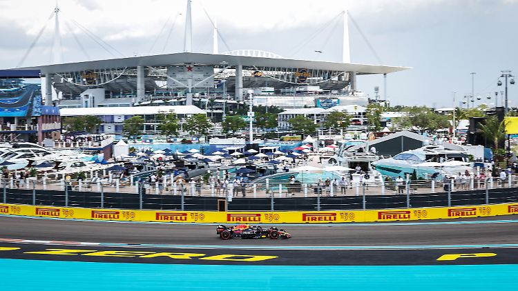 Weltmeister Verstappen kurvt erstmals um den künstlichen Jacht-"Hafen" im Kurs von Miami.
