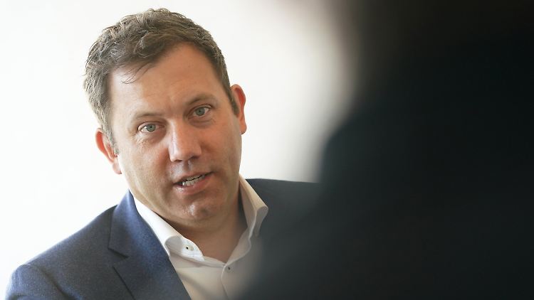 "Dazu gehört auch der kritische Blick zurück", sagt Parteichef Klingbeil.