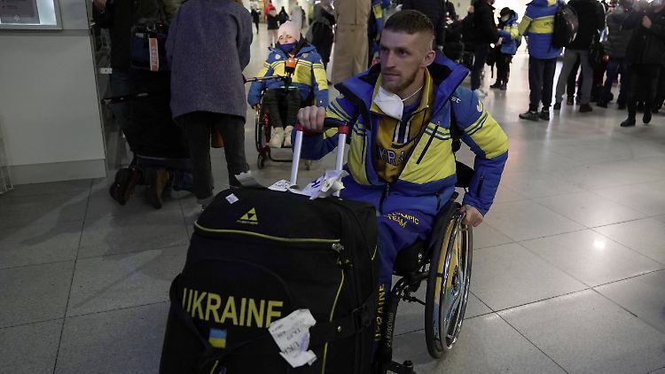 Der ukrainische Para-Biathlet Vasyl Kravchuk gewann in Peking eine Goldmedaille und wurde bei seiner Ankunft in der Ukraine gefeiert.