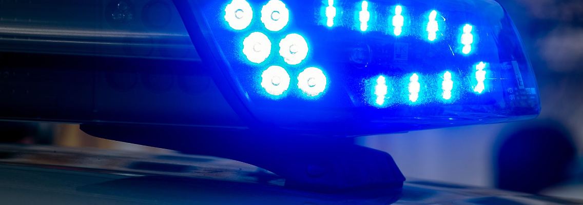 Ein Blaulicht der Polizei leuchtet auf.
