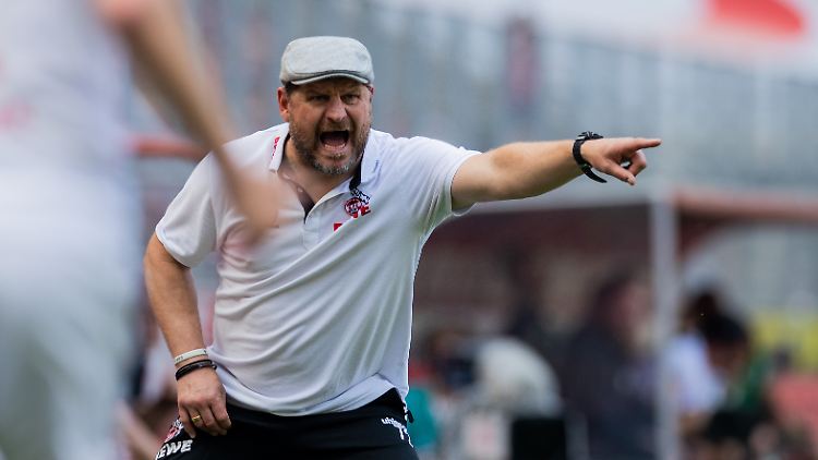 Steffen Baumgart hatte viel Stress, nun darf er dank Schützenhilfe einen gewaltigen Erfolg bejubeln.