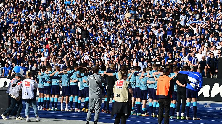 Schulterschluss im Abstiegskampf: Die Hertha-Profis und die Ost-Kurve.