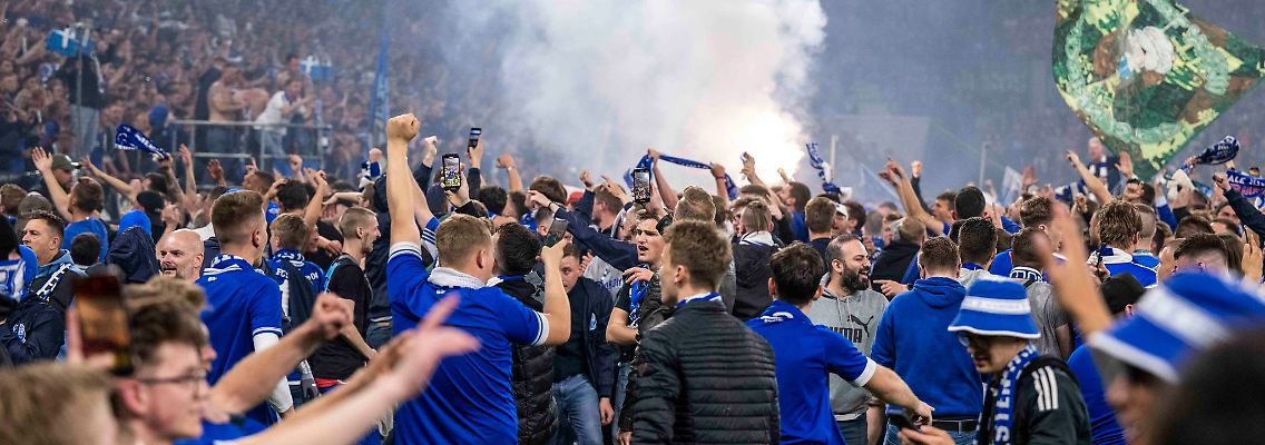 Die Schalker Fans stürmten nach dem Aufstieg den Platz.