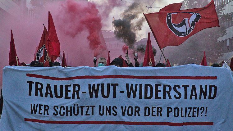 Angriffe auf Polizisten habe es nicht gegeben, teilt die Polizei mit.