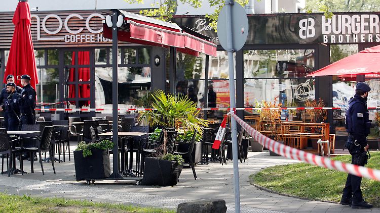 Bei Schüssen auf offener Straße wurden am Mittwoch in Duisburg vier Menschen verletzt. 