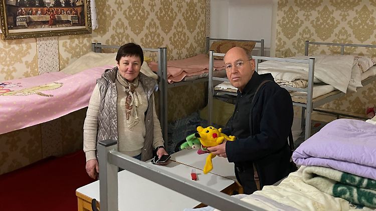 Gregor Gysi besuchte auf seiner Reise in die Ukraine auch diese Notunterkunft für Flüchtlinge in Lwiw.