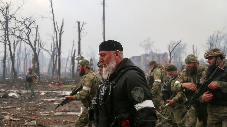 Tschetschenische Kämpfer im zerstörten Mariupol.