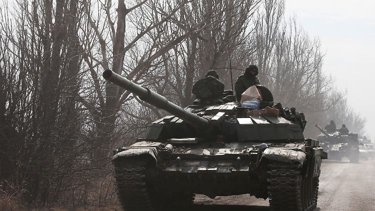 Russische Panzer beim Vormarsch in der Region Donezk.