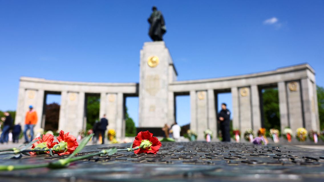 Blumen am Sowjetischen Ehrenmal im Berliner Tiergarten