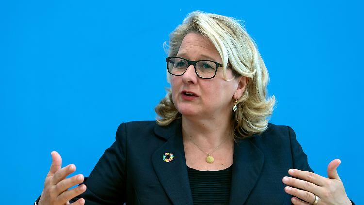 "Es muss aufhören, dass wir Lebensmittel in den Tank packen", sagt Entwicklungsministerin Schulze.