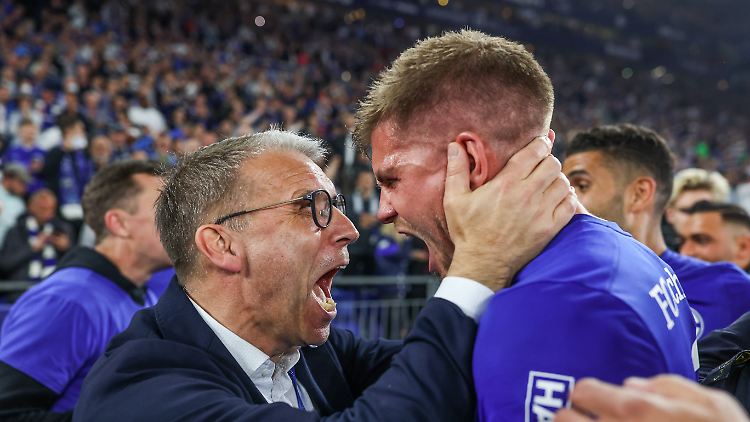 Simon Terodde und Sportvorstand Peter Knäbel sind sich einig.