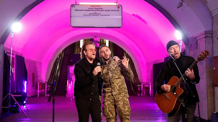 Bono, The Edge und ein ukrainischer Soldat singen gemeinsam "Stand by Me".