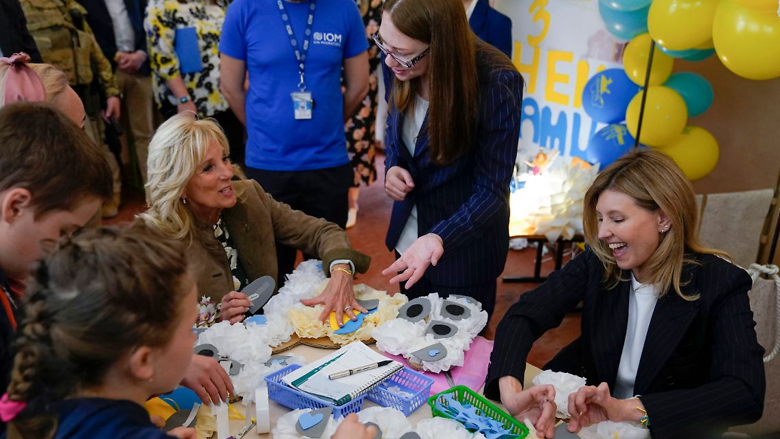 Biden und Selenska bastelten gemeinsam mit Kindern Muttertagsgeschenke.