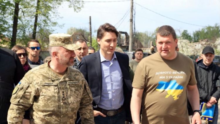 Premierminister Trudeau traf den Bürgermeister von  Irpin, Olexandr Markuschyn (r.). 