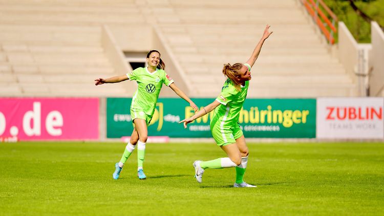 Jill Roord und Joelle Wedemeyer feiern ihren VfL Wolfsburg.