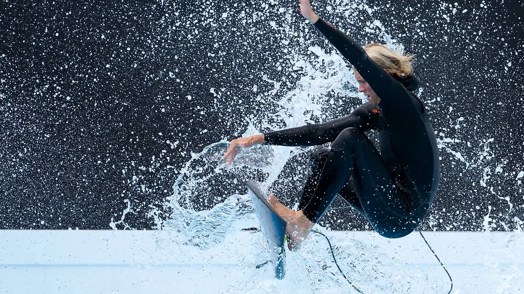 Profi-Surfer-Tim-Elter-testet-die-neue-Welle-in-Muenchen