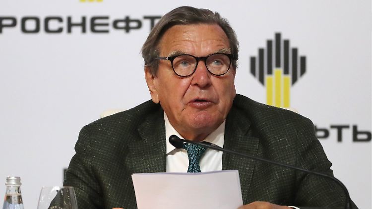 Bei den russischen Energieriesen Rosneft und Gazprom steht Altkanzler Schröder weiterhin auf der Gehaltsliste.