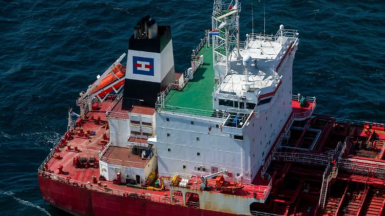 Ein Tanker mit Öl aus Russland strandet in Amsterdam: Die G7 verbieten künftig Importe. Ab wann, ist noch unklar.