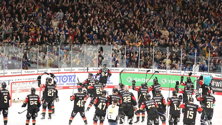 Das DEB-Team ließ sich nach dem Sieg gegen Österreich ordentlich feiern.