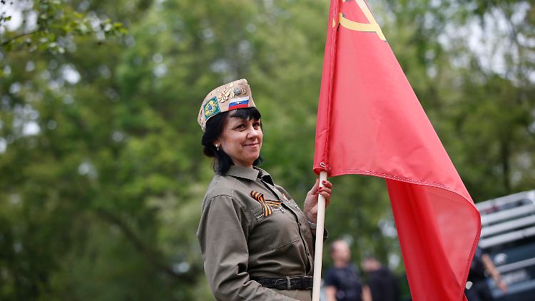 Eine Teilnehmerin des Autokorsos ließ sich mit sowjetischer Flagge ablichten.