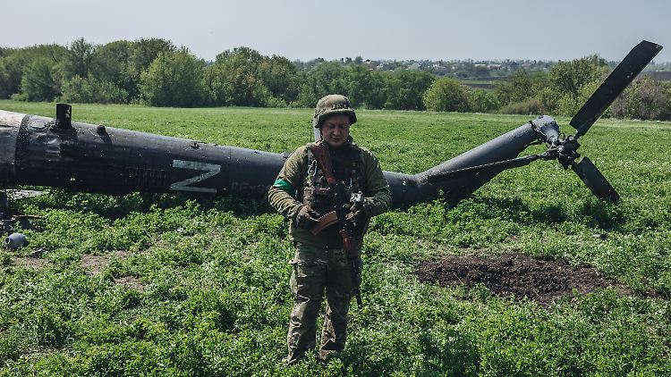Ein ukrainischer Soldat vor einem abgeschossenen russischen Hubschrauber in der Ostukraine. 