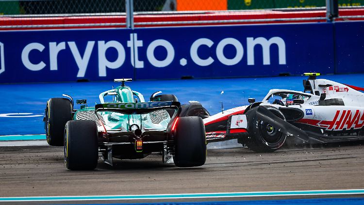 Die deutschen Piloten Vettel und Schumacher (v.l.) begegnen sich auf der Strecke. 