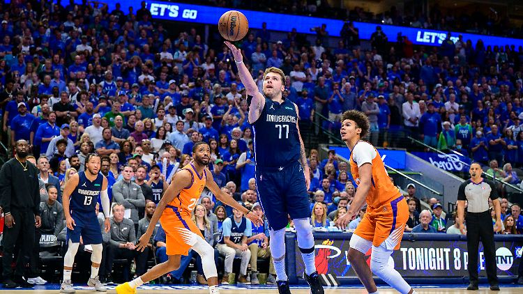 Luka Doncic fliegt in Richtung Korb.