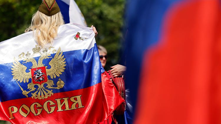 Auch in Deutschland weiß Präsident Putin viele Unterstützer hinter such, wie diese pro-russische Demo in Köln belegt.