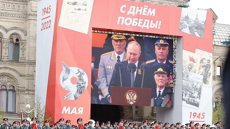 Putins Rede konnten die vielen Zuschauer via Großbildleinwand verfolgen. 