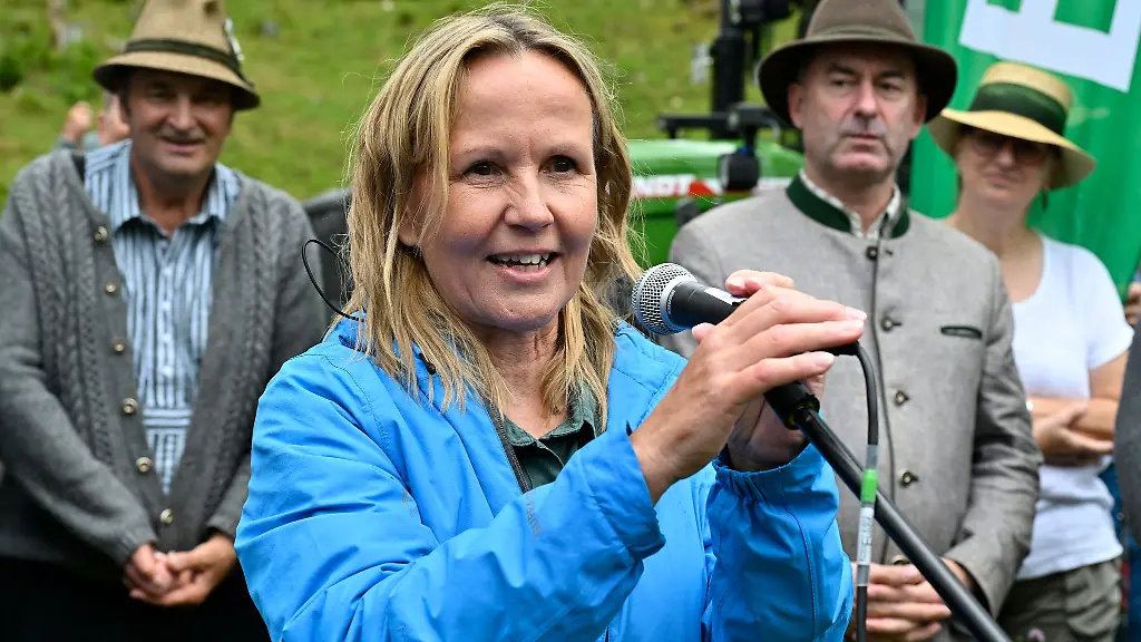Bundesumweltministerin-Steffi-Lemke-und-Bayerns-Wirtschaftsminister-Hubert-Aiwanger-treffen-bei-der-Hauptalmbegehung-aufeinander