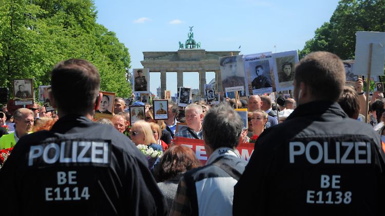 Begleitet von einem Großaufgebot der Polizei zogen rund 1000 Leute vom Brandenburger Tor zum Sowjetischen Ehrenmal an der Straße des 17. Juni. 
