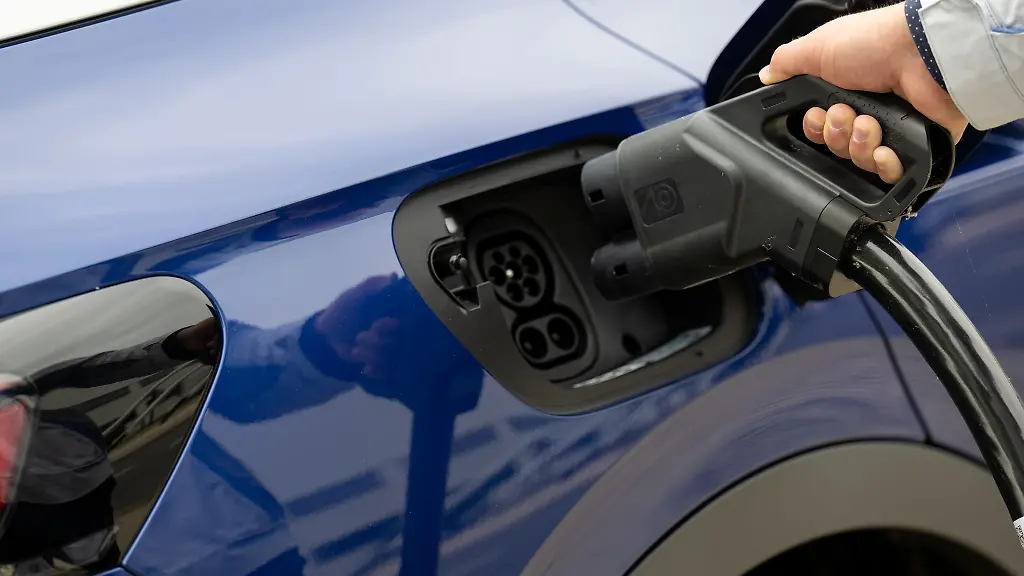 Waehrend-sich-Niedersachsens-rot-gruene-Landesregierung-zur-E-Mobilitaet-bekennt-fuerchtet-die-CDU-um-die-Zukunft-des-Automobilstandorts