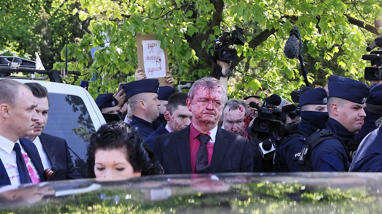 Der russische Botschafter Sergej Andrejew nach dem Angriff.