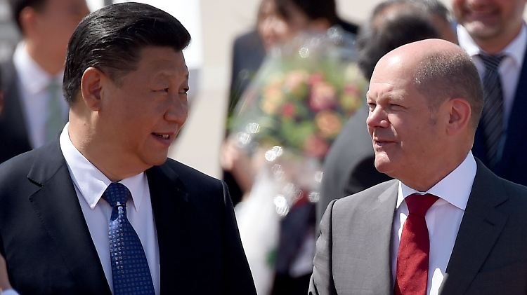 Man kennt sich: Präsident Xi und der heutige Kanzler Scholz im Jahr 2017.