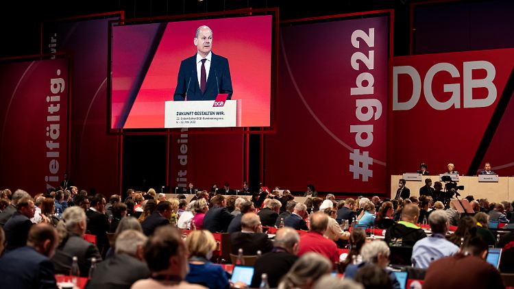Scholz durfte beim DGB-Kongress der früheren SPD-Generalsekretärin Fahimi zur Wahl zu Vorsitzenden gratulieren.