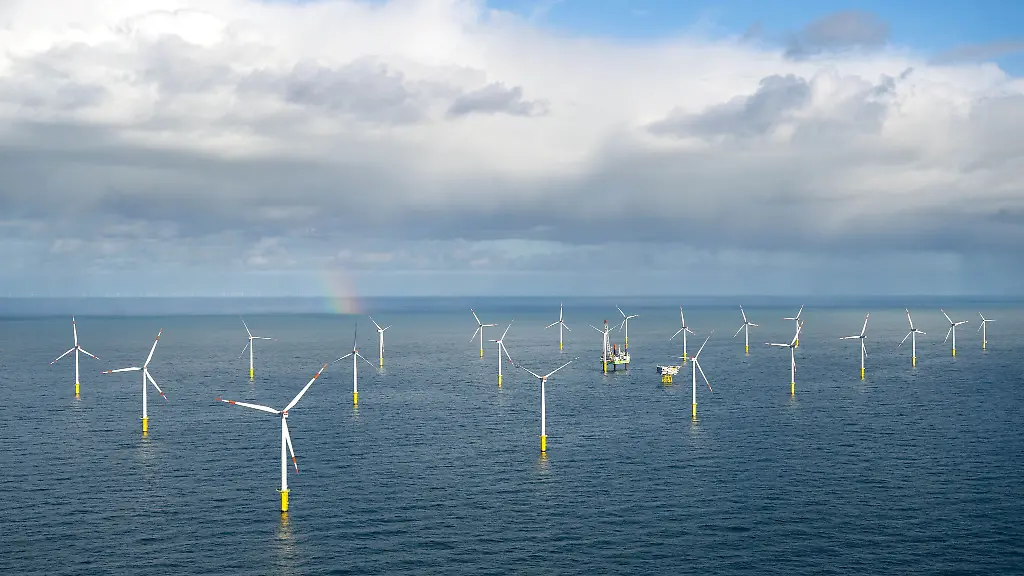 Strom-aus-dem-Windpark-Riffgat-soll-ueber-ein-Unterwasserkabel-eine-geplante-Erdgasfoerderplattform-vor-der-Insel-Borkum-versorgen