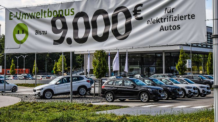 Bei der maximalen Fördersumme von 9000 Euro für E-Autos soll es nach Vorstellungen von Bundesverkehrsminister Wissing nicht bleiben. Umweltverbände sind dagegen. 