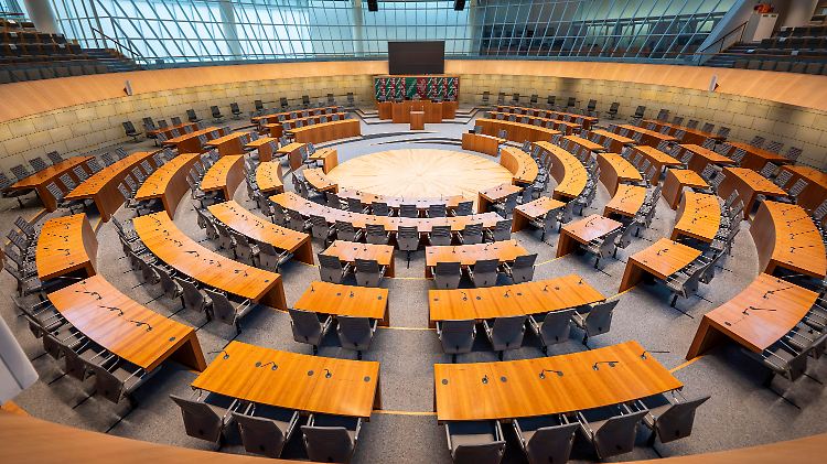 Blick in den Plenarsaal im Düsseldorfer Landtag: NRW zählt mehr als 17,9 Millionen Einwohner.