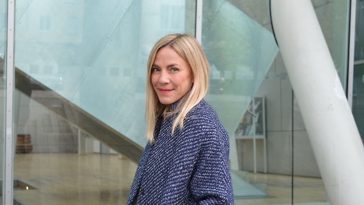Julia Kessler war selbst mit einem alkoholkranken Partner zusammen und kennt die Qualen, die Co-Abhängige durchmachen. Heute hilft sie als Coach anderen Betroffenen, um mit der Sucht eines nahestehenden Menschen besser klarzukommen.