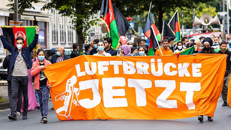 Die geringe Zahl geretteter afghanischer Ortskräfte beschwor in Deutschland zahlreiche Proteste und Debatten herauf. 