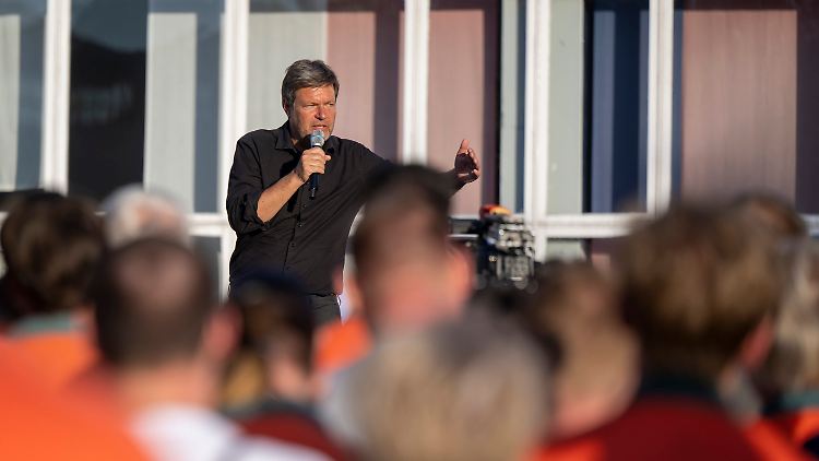 Habeck steht den Beschäftigten Rede und Antwort.