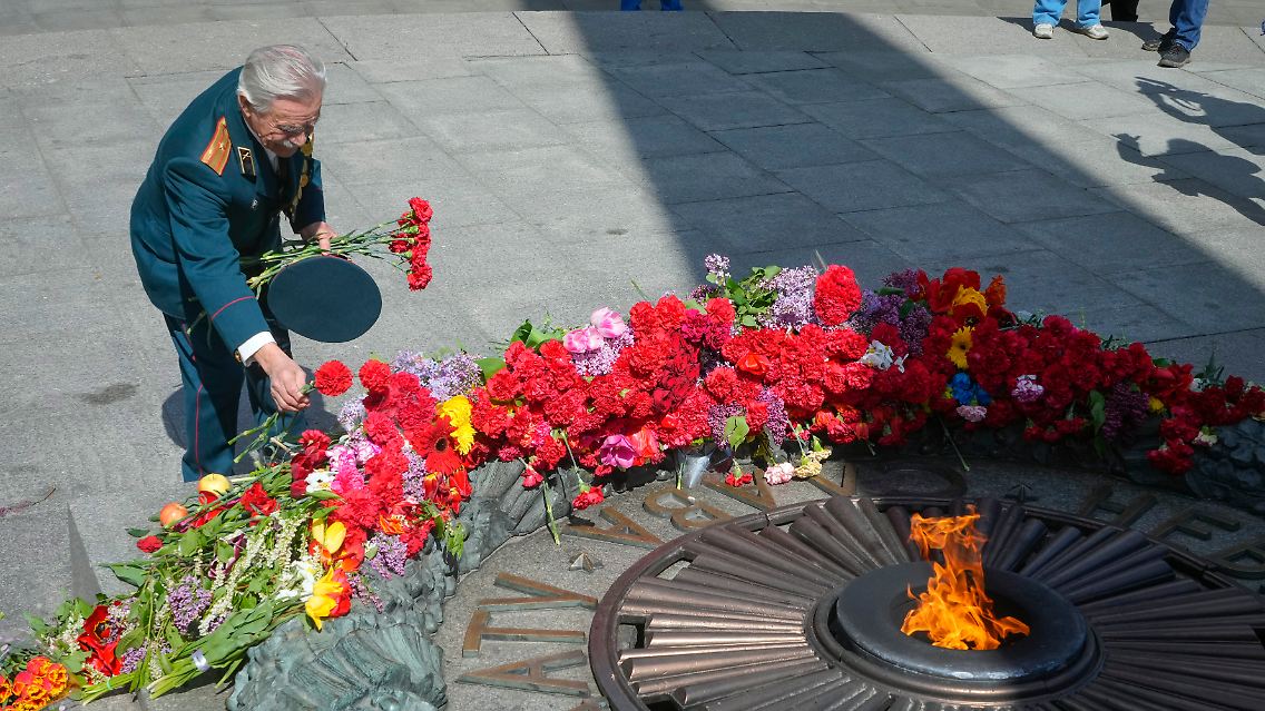 Ein Veteran des Zweiten Weltkriegs legt Blumen ab: Stilles Gedenken in Kiew.